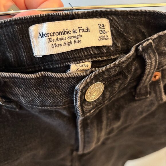 Abercrombie Curve Love Ultra High Rise Ankle Straight Jean black wash, size 24 - Picture 6 of 6